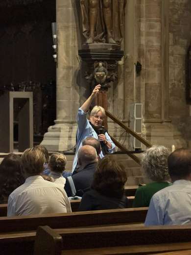 Prof. Dr. Barbara Welzel führt die Gäste der Qualitätsroute durch die Petrikirche, 2. September 2026